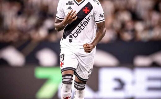 Jogador do Vasco comemorando gol com expressão de intensidade.