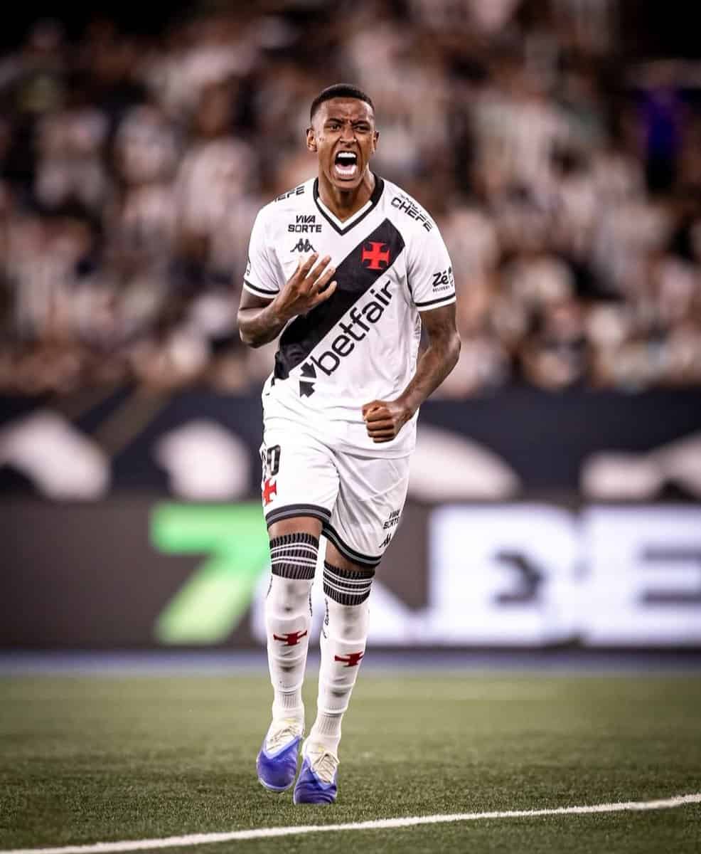 Jogador do Vasco comemorando gol com expressão de intensidade.