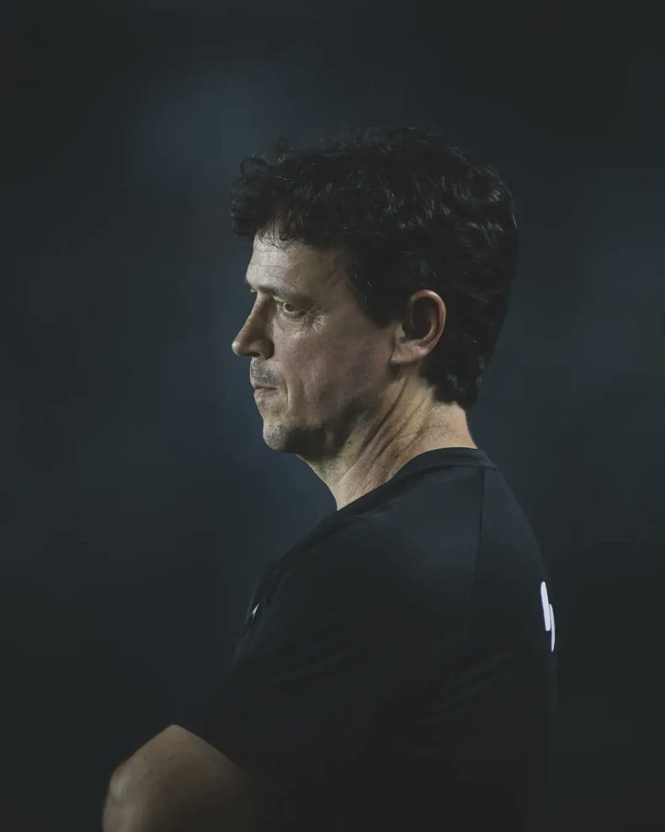 - FOTO DE HOMEM COM CABELO ESCURO, OLHAR FIXO E EXPRESSÃO Séria.