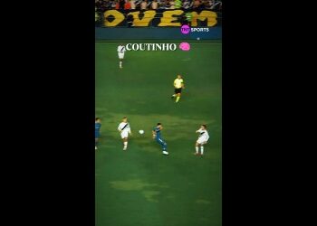 Jogadores em campo durante partida de futebol; time do Vasco e adversários.