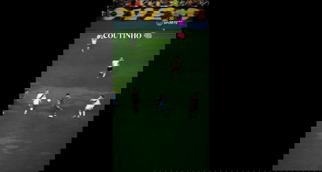 Jogadores em campo durante partida de futebol; time do Vasco e adversários.