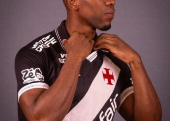 Estiloso torcedor do Vasco com camisa oficial.