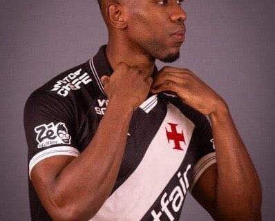 Estiloso torcedor do Vasco com camisa oficial.
