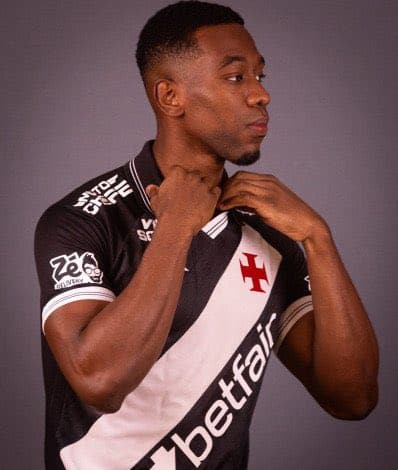 Estiloso torcedor do Vasco com camisa oficial.