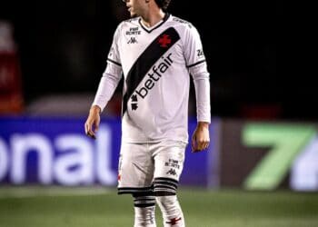 Imagem_de_jogador_do_vasco_em_ação_durante_jogo_de_futebol_com_uniforme_branco_e_preto.jpg.
