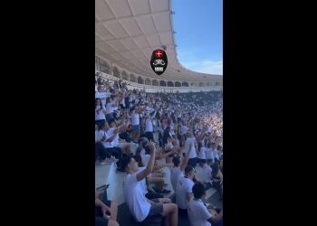 Torcida do Vasco em estádio lotado.