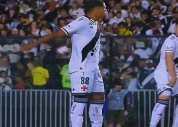 Jogador do Vasco comemorando gol.