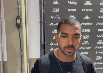Jogador Vasco na coletiva de imprensa.