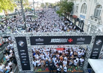 Corrida do Vasco na rua com muitos corredores.