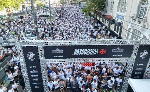 Corrida do Vasco na rua com muitos corredores.