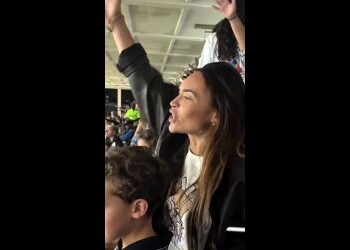 Mulher comemorando na torcida do Vasco.