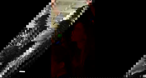 Mulher comemorando na torcida do Vasco.