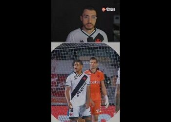 Jogador do Vasco em campo durante jogo importante.