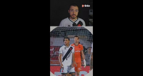 Jogador do Vasco em campo durante jogo importante.