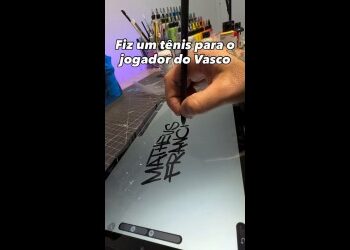 Técnico desenhando na mesa de trabalho.