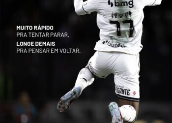 Jogador do Vasco comemorando gol ou lance importante.