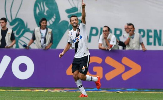 Vasco jogador comemorando gol no campo.