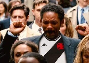 Vasco comemorando vitória, pessoas ao redor.