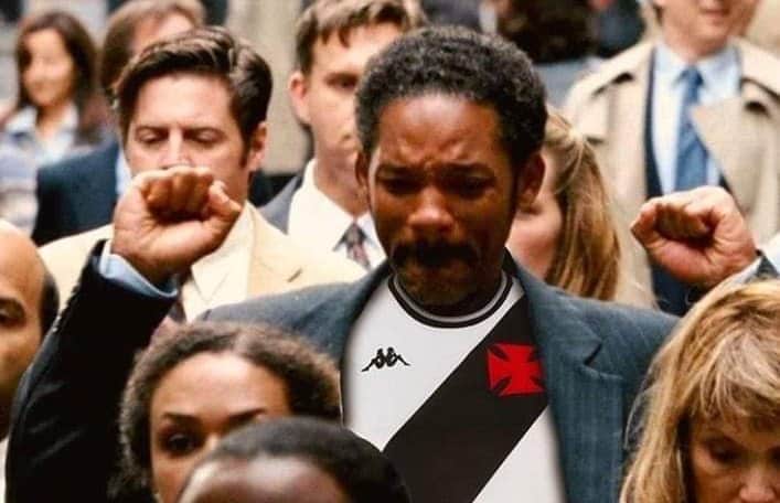 Vasco comemorando vitória, pessoas ao redor.