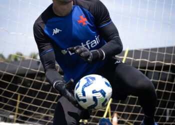 Guarda de futebol vestindo uniforme do Vasco em ação.