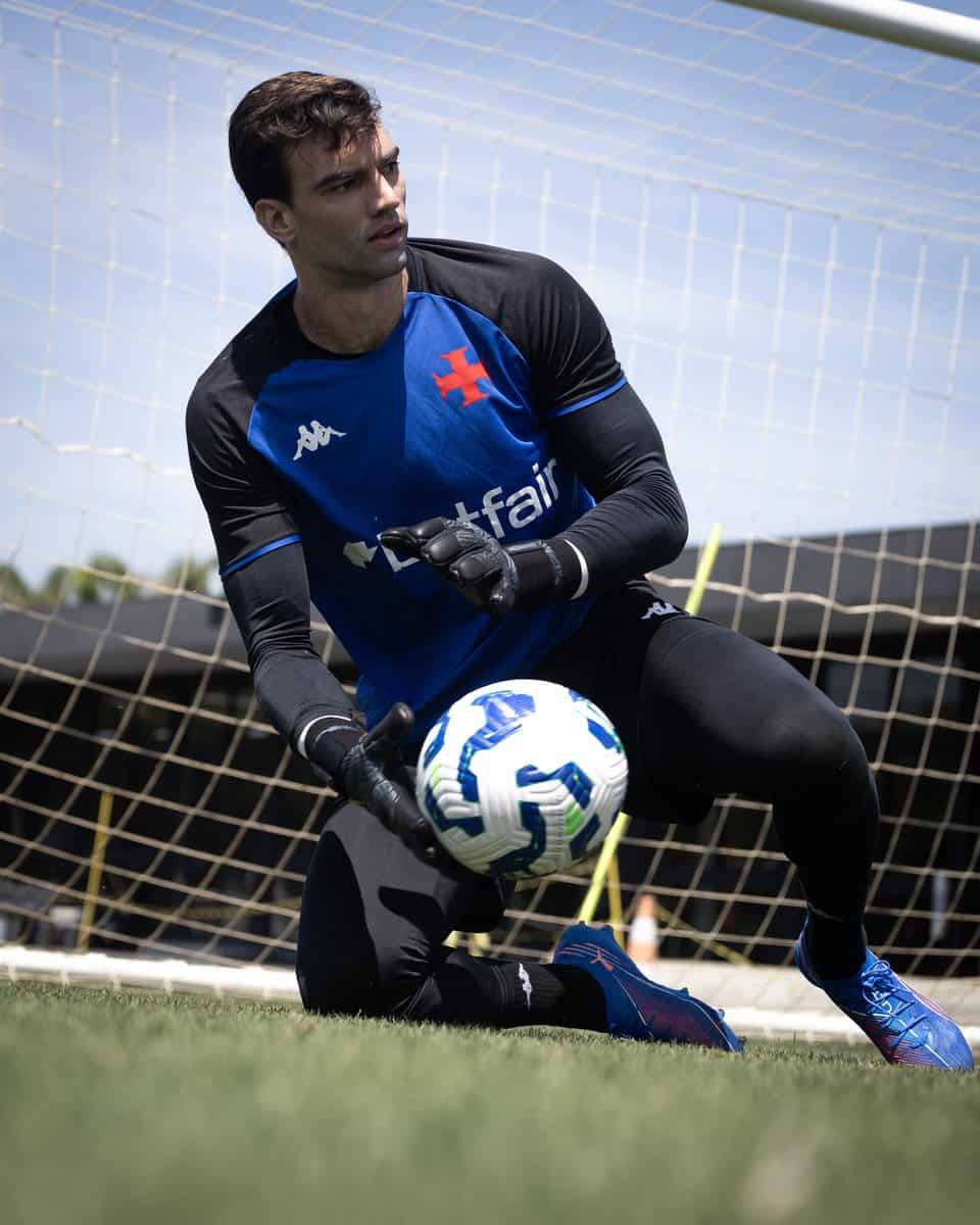 Guarda de futebol vestindo uniforme do Vasco em ação.