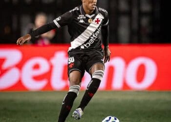Jogador do Vasco em ação no campo.