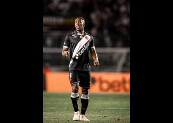 Jogador do Vasco em campo durante partida.