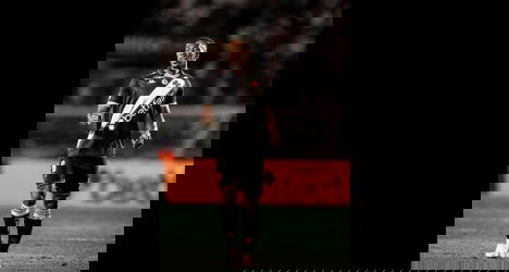 Jogador do Vasco em campo durante partida.