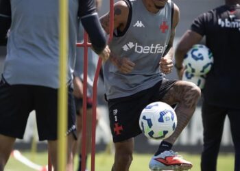 Nome do arquivo: treino-do-vasco-jogador-com-bola.
