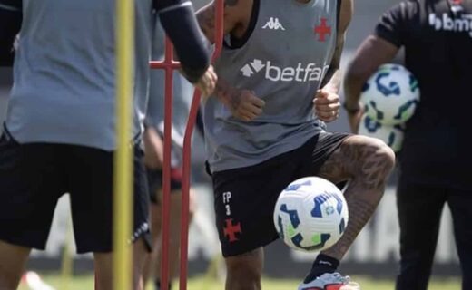 Nome do arquivo: treino-do-vasco-jogador-com-bola.