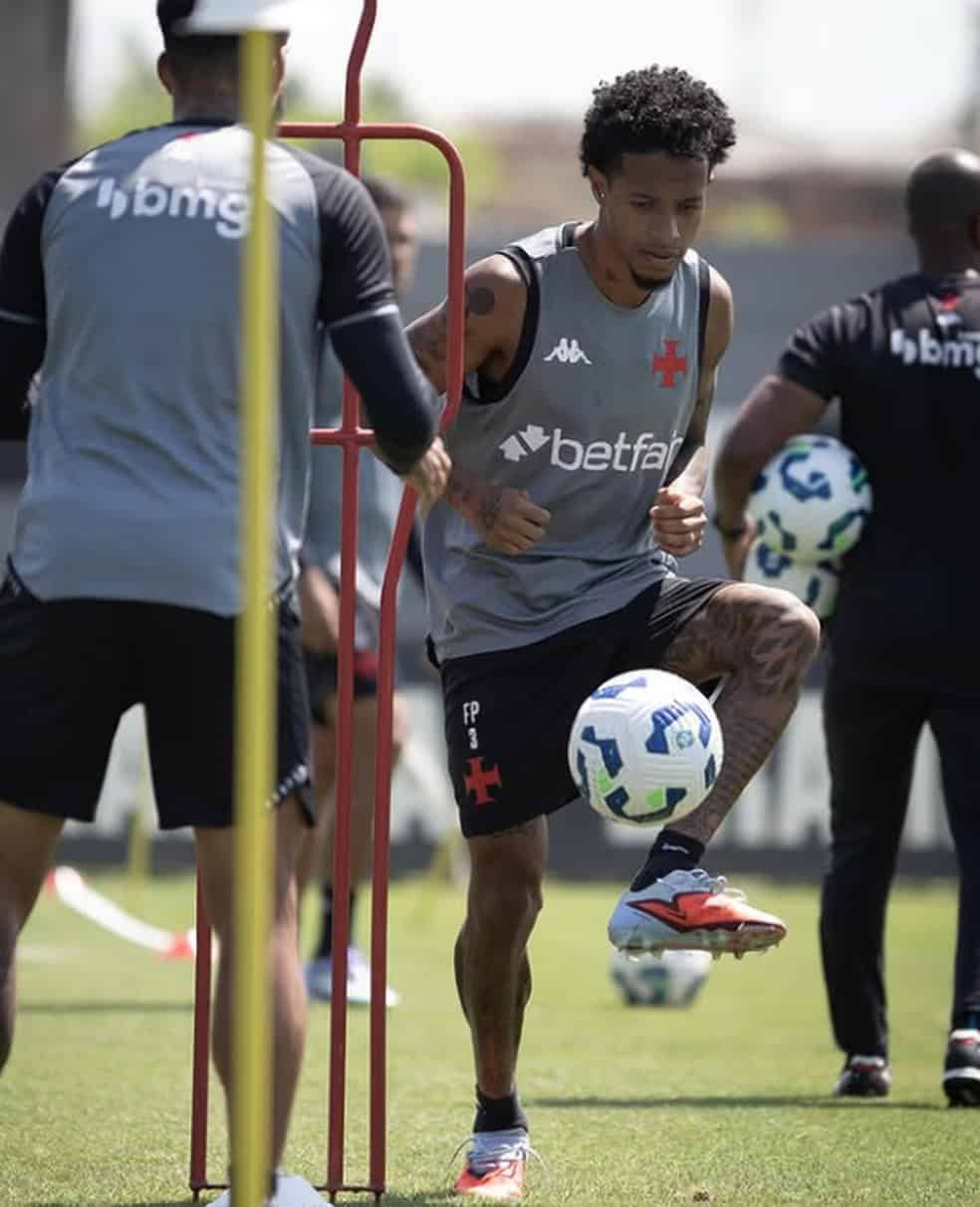 Nome do arquivo: treino-do-vasco-jogador-com-bola.