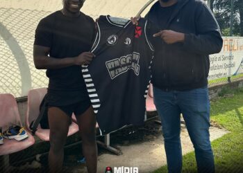 Balotelli com camiseta do Vasco de Belford Roxo.