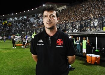 Fernando Diniz, treinador do Vasco, no estádio.