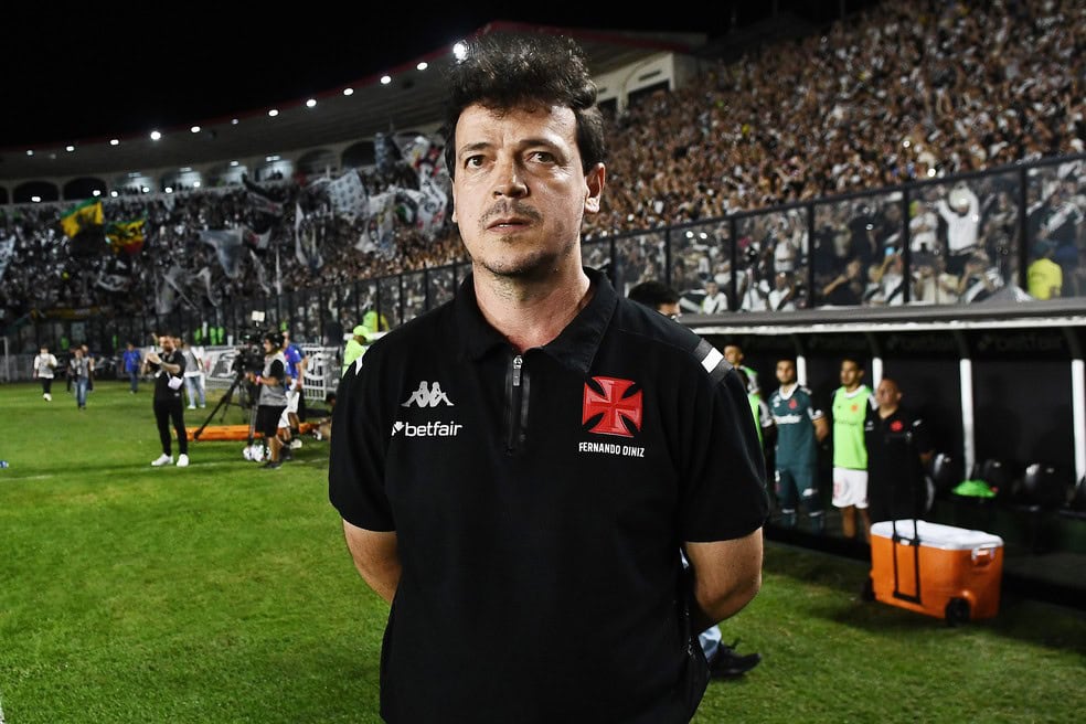 Fernando Diniz, treinador do Vasco, no estádio.