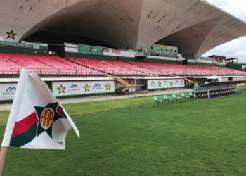 Estádio do Vasco com bandeira no campo de jogo.