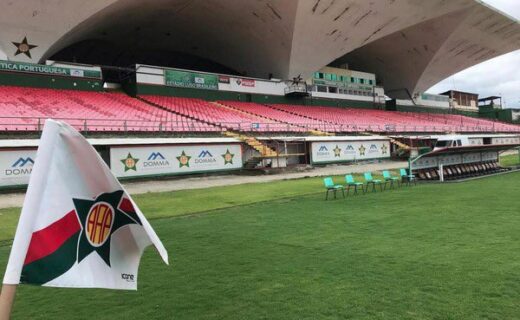 Estádio do Vasco com bandeira no campo de jogo.