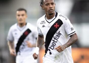 Jogador do Vasco em ação durante partida.