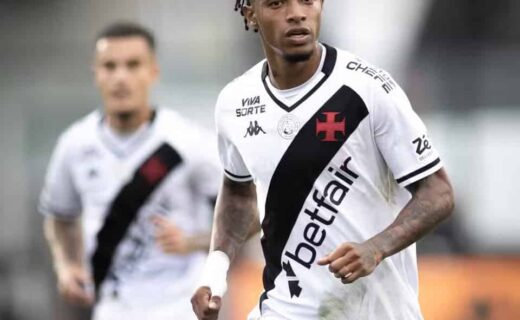 Jogador do Vasco em ação durante partida.