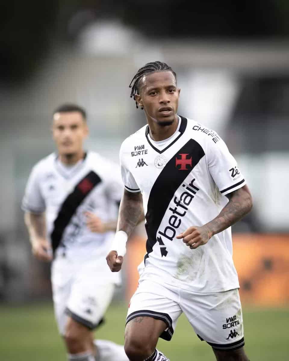 Jogador do Vasco em ação durante partida.