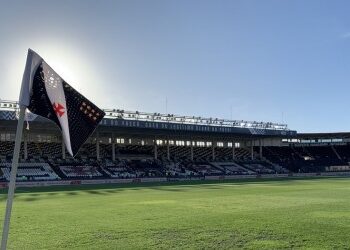 Estádio de futebol do Vasco da Gama ao pôr do sol.