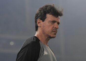 Treinador do Vasco durante partida.