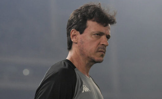 Treinador do Vasco durante partida.