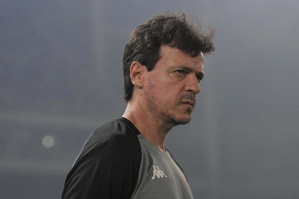 Treinador do Vasco durante partida.