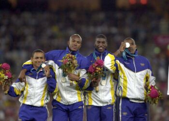 Atletas do Vasco recebendo medalhas no pódio campeão olímpico.