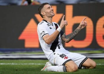 Vasco jogador comemorando gol em campo.