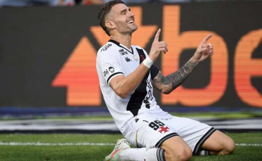 Vasco jogador comemorando gol em campo.