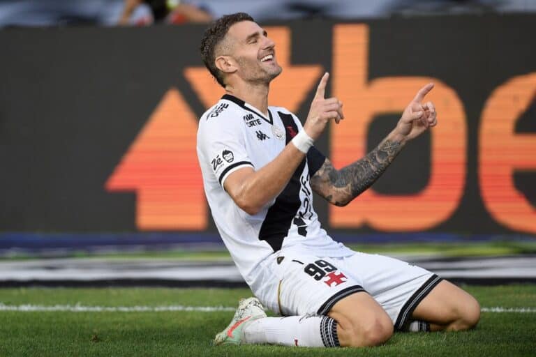 Vasco jogador comemorando gol em campo.