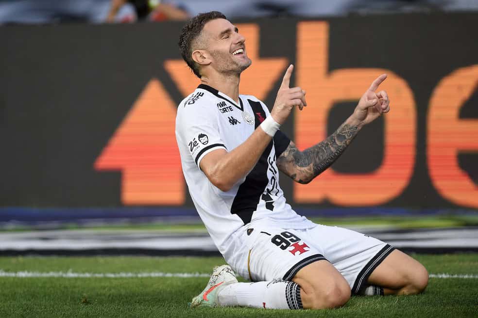 Vasco jogador comemorando gol em campo.