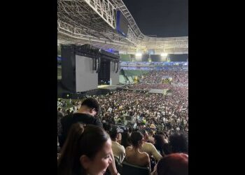 Público lotado em estádio de futebol.