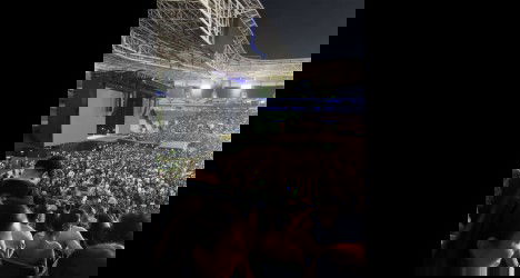 Público lotado em estádio de futebol.